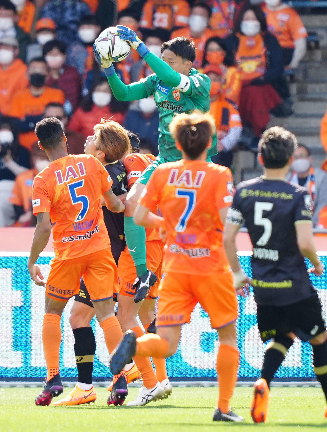 清水対神戸　前半、ボールをキャッチする清水GK権田（中央）。左から2人目は神戸大迫（撮影・江口和貴）