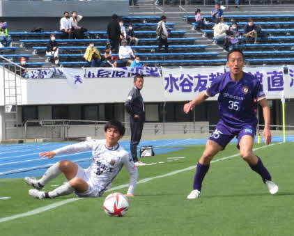 前半、ルーズボールを競り合う新宿MF澤井（右）