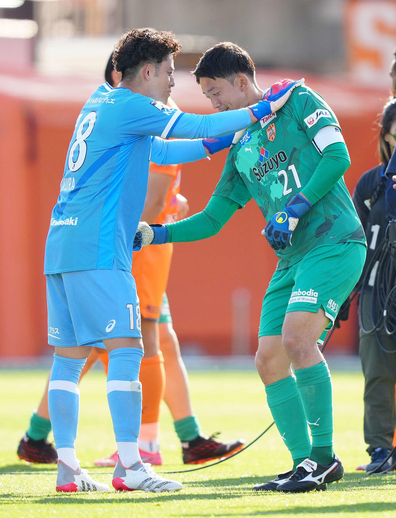 清水対神戸　試合後、神戸GK飯倉（左）のボディーにパンチを放つ清水GK権田（撮影・江口和貴）