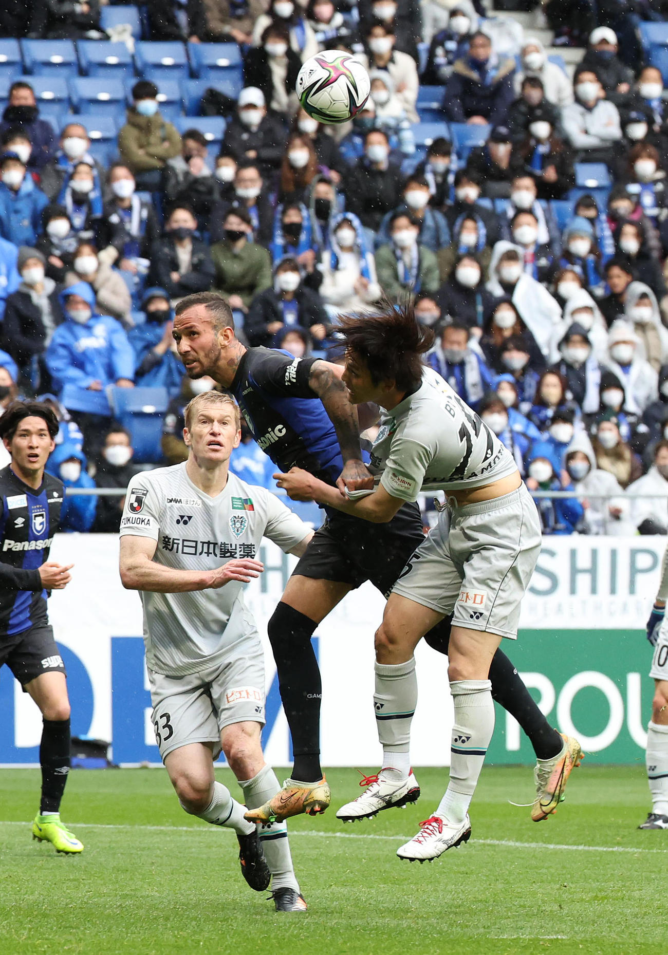 G大阪対福岡　後半、ゴール前で競り合うG大阪レアンドロ・ペレイラ（中央）（撮影・白石智彦）＝2022年3月19日、パナソニックスタジアム吹田