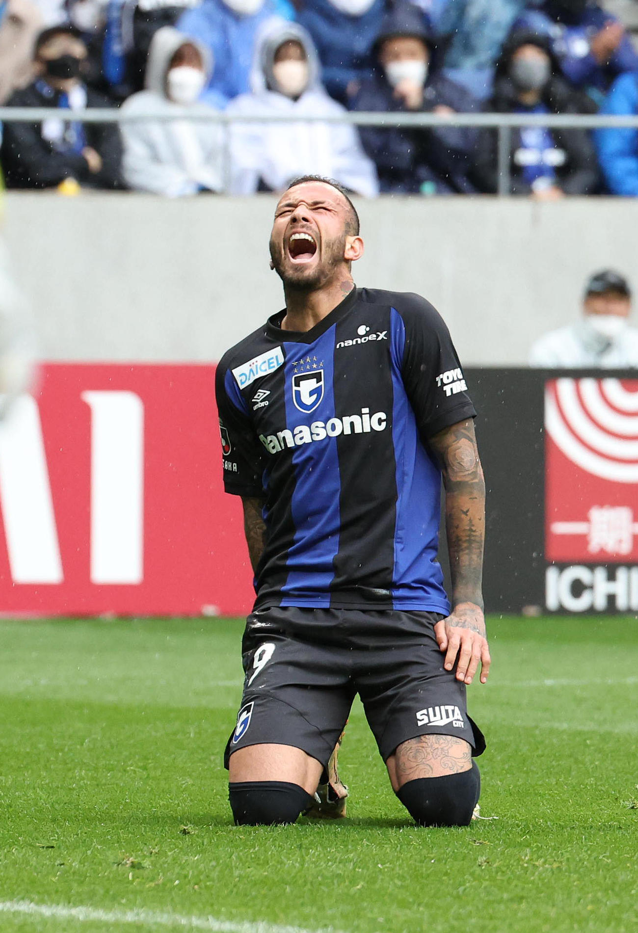 G大阪対福岡　後半、シュートを外して悔しがるG大阪レアンドロ・ペレイラ（撮影・白石智彦）