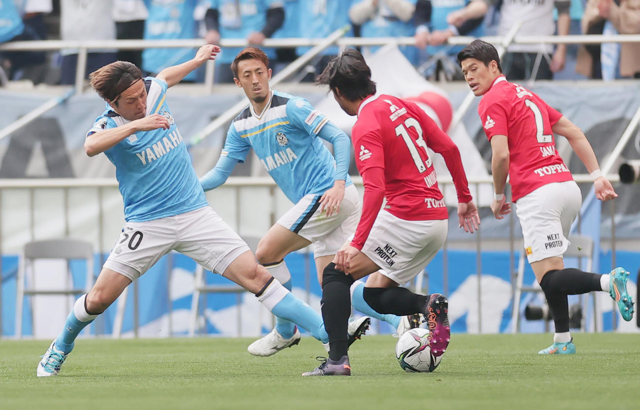 浦和対磐田　前半、プレスをかける磐田遠藤（撮影・野上伸悟）
