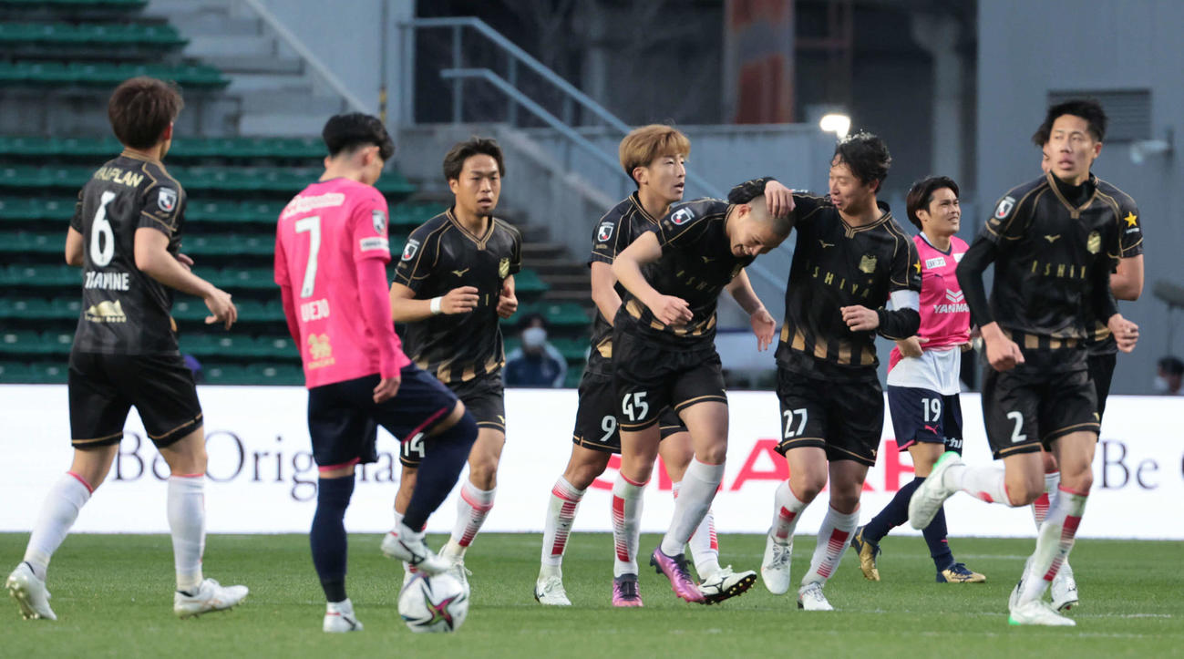 C大阪対札幌　後半、札幌中島（左から5人目）は同点ゴールを決めて祝福を受ける（撮影・宮崎幸一）