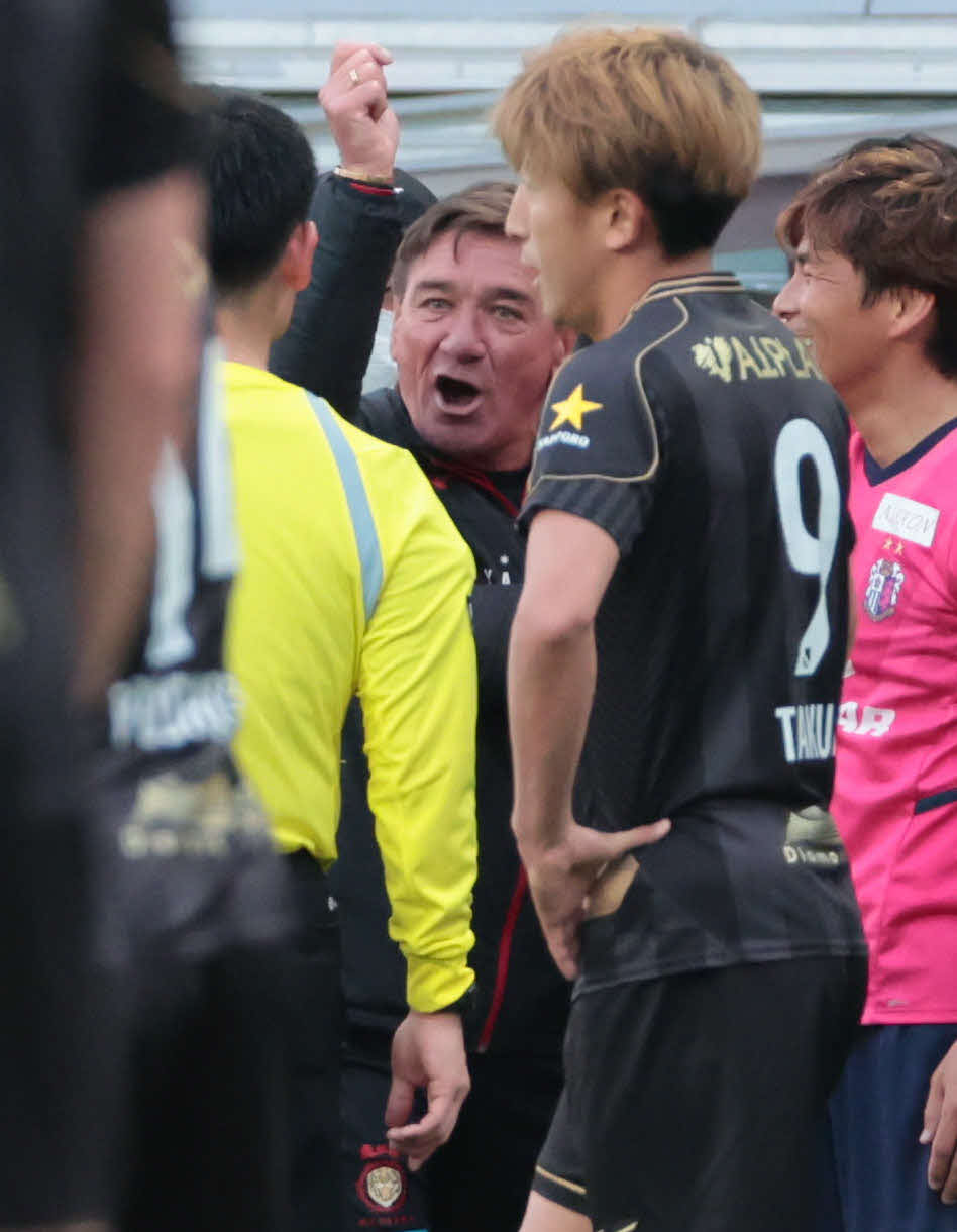 C大阪対札幌　後半、札幌ペトロビッチ監督は主審に抗議し激怒する（撮影・宮崎幸一）