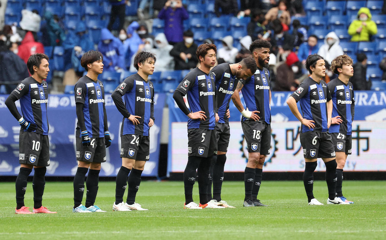 福岡に敗れて肩を落とすG大阪イレブン（撮影・白石智彦）