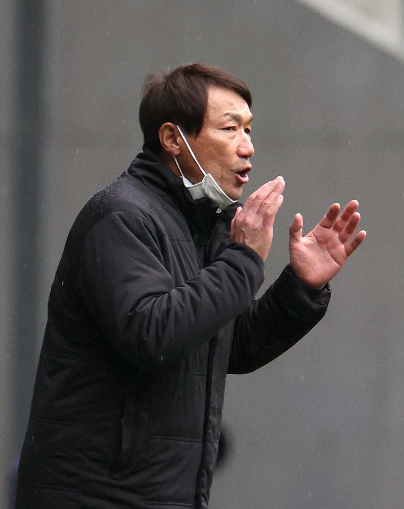 前半、選手に指示を出すG大阪片野坂知宏監督（撮影・白石智彦）