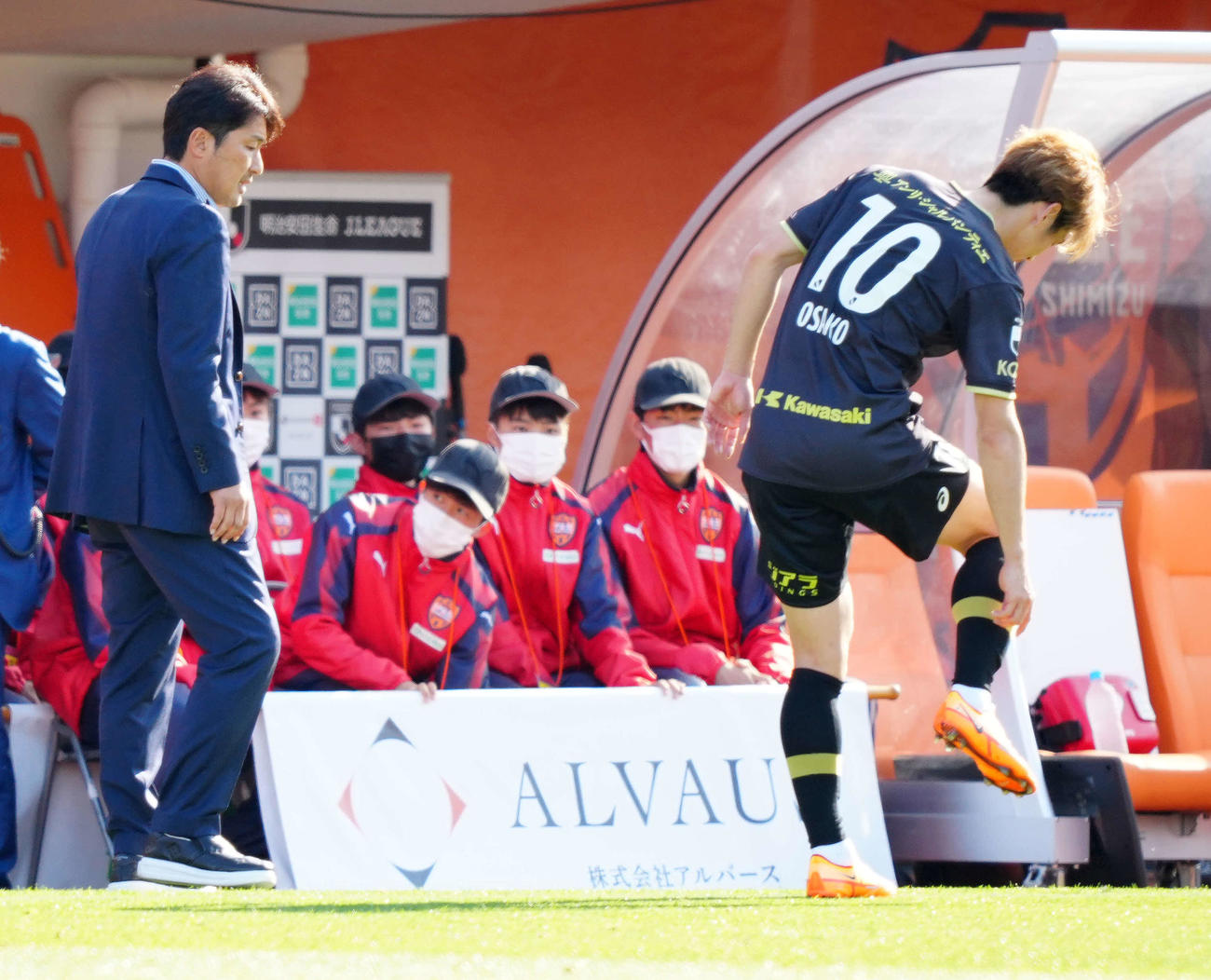 清水対神戸　後半、神戸三浦監督（左）に歩み寄り、言葉をかける大迫（撮影・江口和貴）