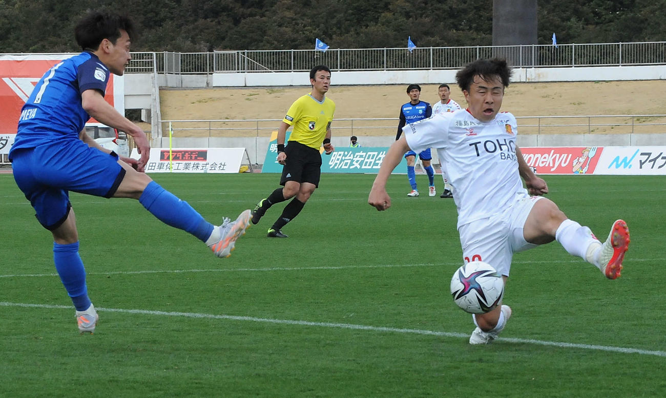 後半、シュートを左足でブロックする福島DF北村（右）
