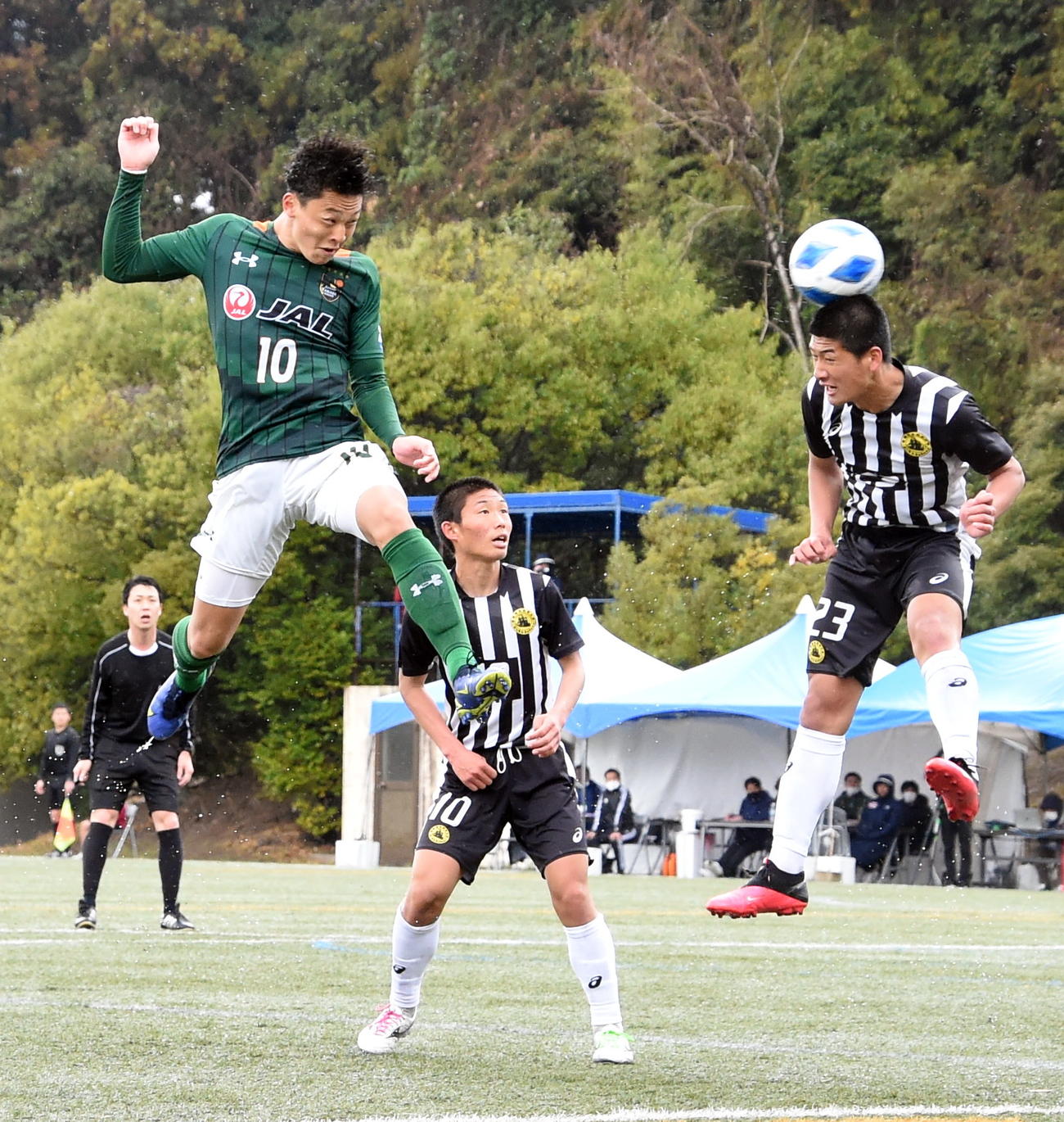 青森山田対長崎総合科学大付　ヘディングシュートを放つ青森山田FW小湊（左）（撮影・山田愛斗）