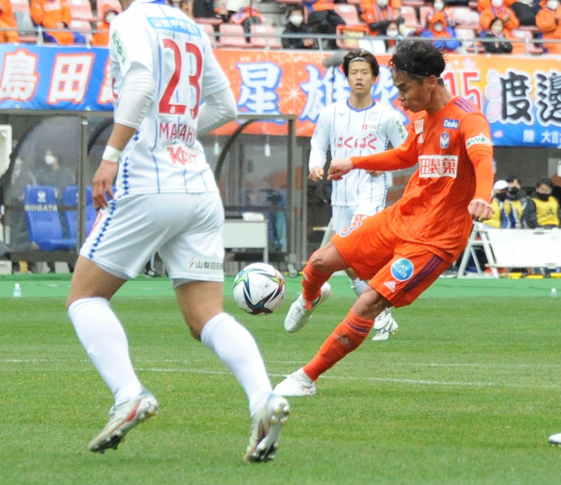 前半31分に追加点を決めた新潟伊藤（右）