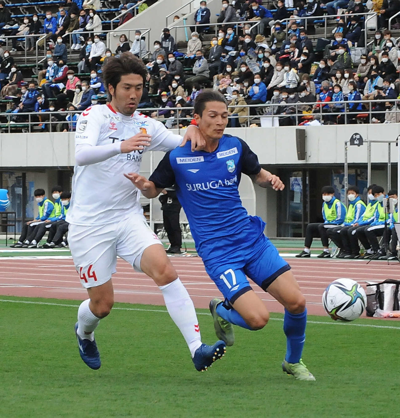 相手DFと競り合う沼津ブラウンノア（右）