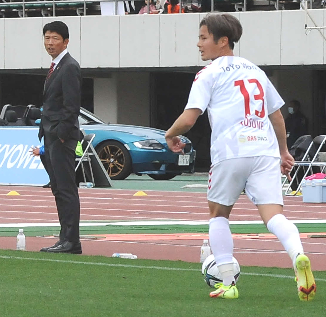 DF田中のプレーを見守る福島・服部監督