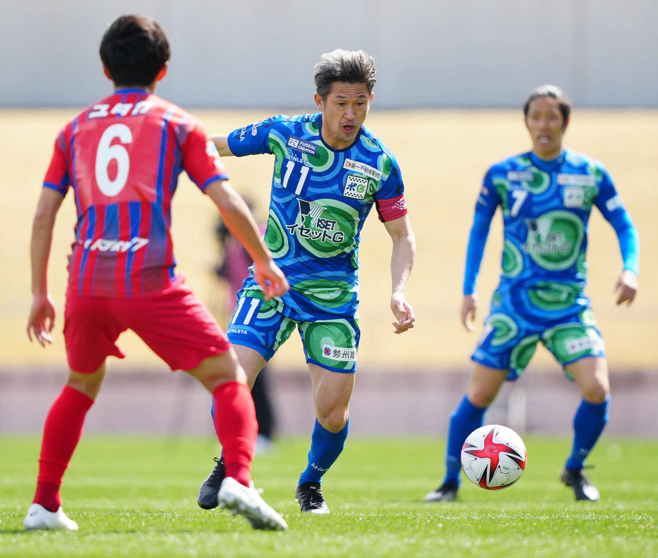 岡崎対鈴鹿　前半、ボールをキープする鈴鹿カズ（中央）（撮影・江口和貴）