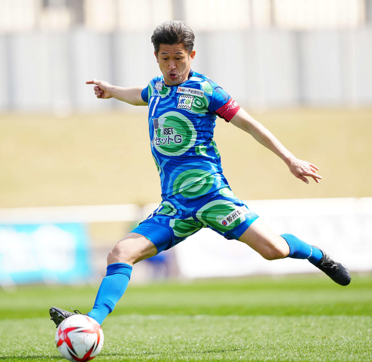岡岡崎対鈴鹿　前半、シュートを放つ鈴鹿カズ（撮影・江口和貴）