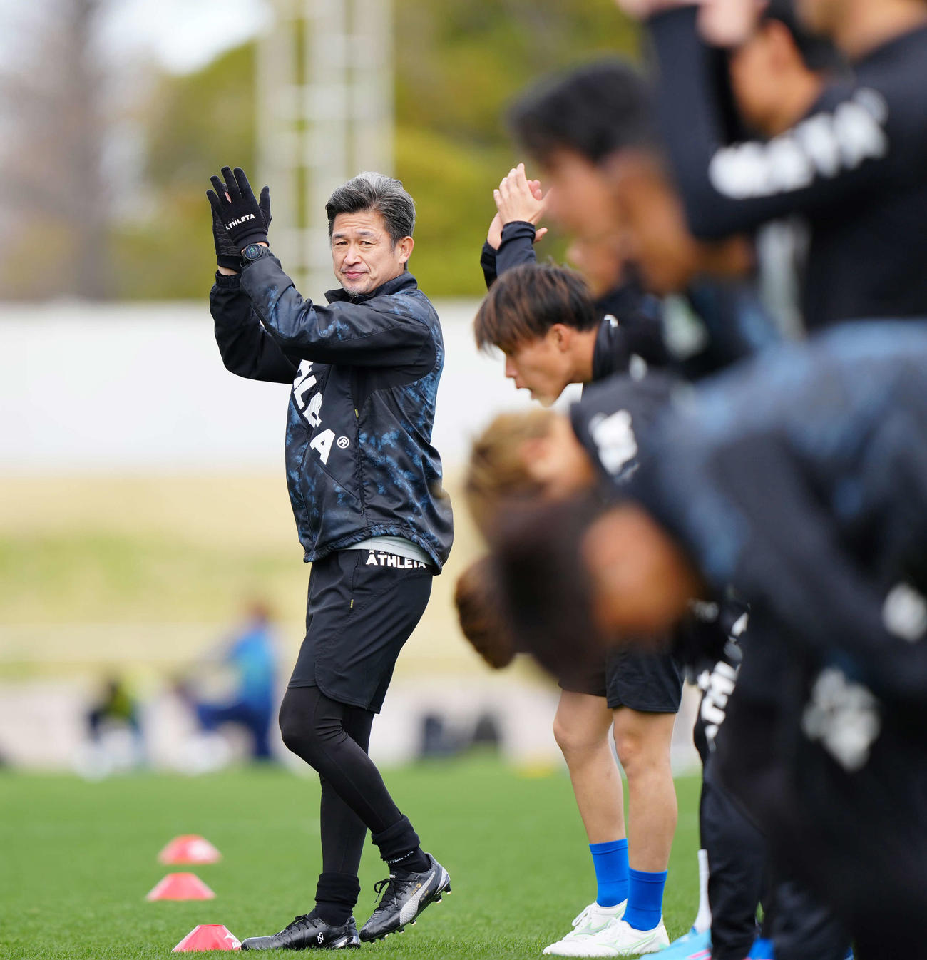 岡崎対鈴鹿　試合前、スタンドに向かって、あいさつする鈴鹿カズ（撮影・江口和貴）