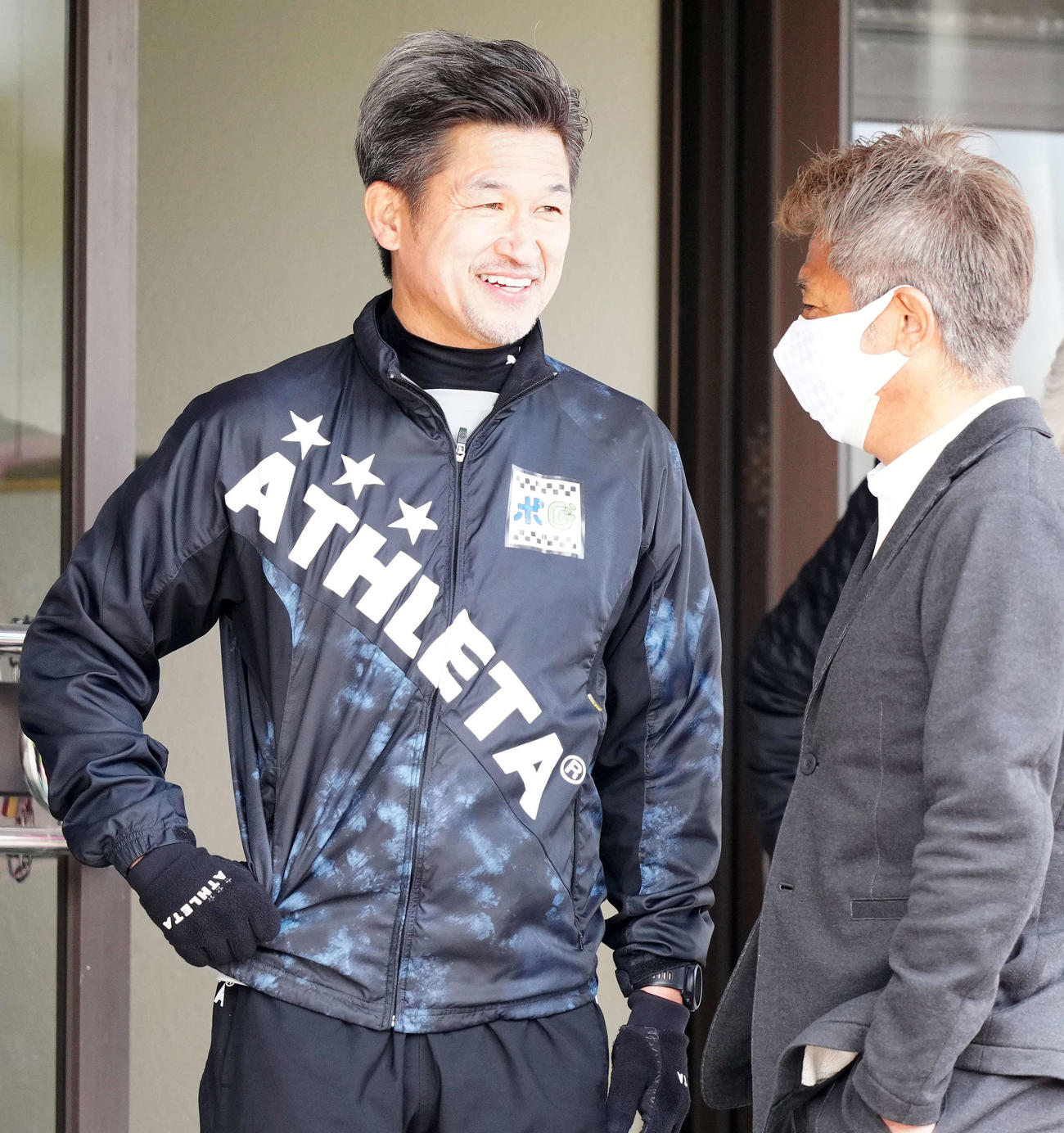 岡崎対鈴鹿　試合前、鈴鹿三浦監督（右）と話すカズ（撮影・江口和貴）