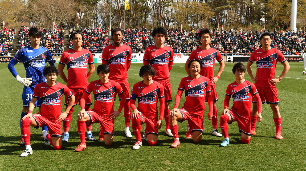 いわき対相模原　J3に昇格しホームで試合前に記念撮影に納まるいわきイレブン（撮影・柴田隆二）
