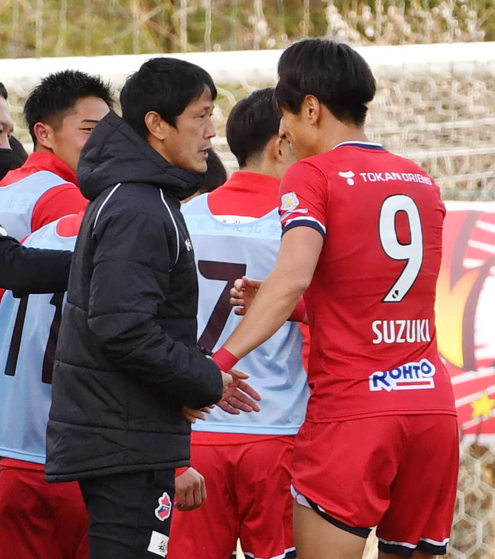 いわき対相模原　後半、ゴールを決めたいわきFW鈴木（右）は村主監督と握手する（撮影・柴田隆二）