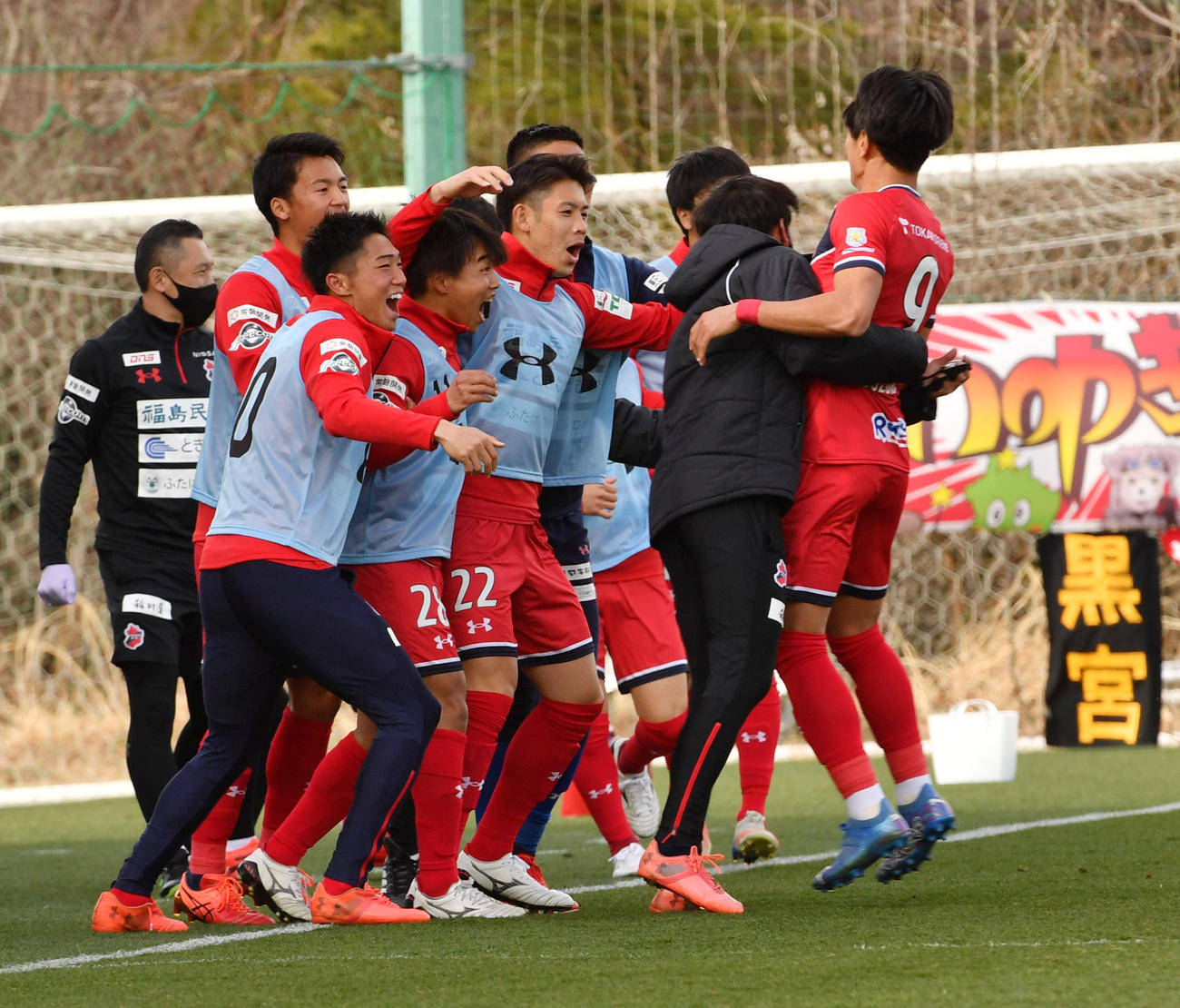 いわき対相模原　後半、いわきFW鈴木（右端）はゴールを決め喜び合う（撮影・柴田隆二）