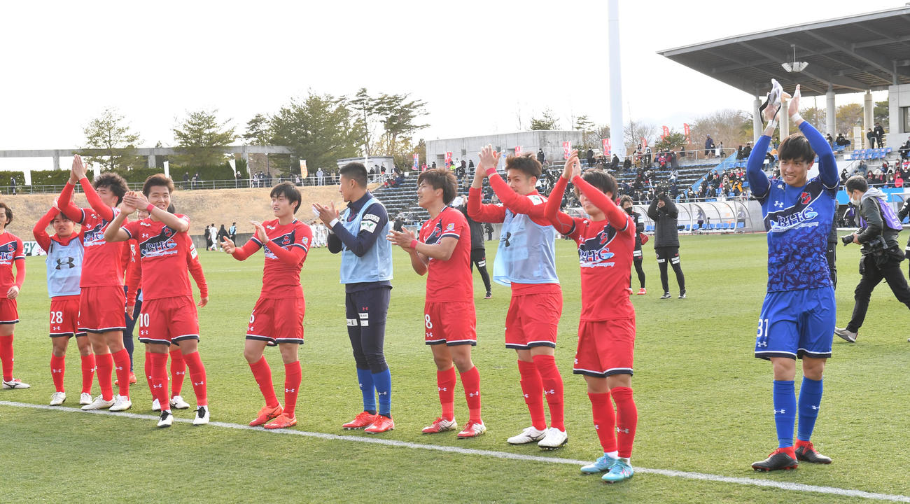 いわき対相模原　勝利しサポーターとバンザイするいわきイレブン（撮影・柴田隆二）