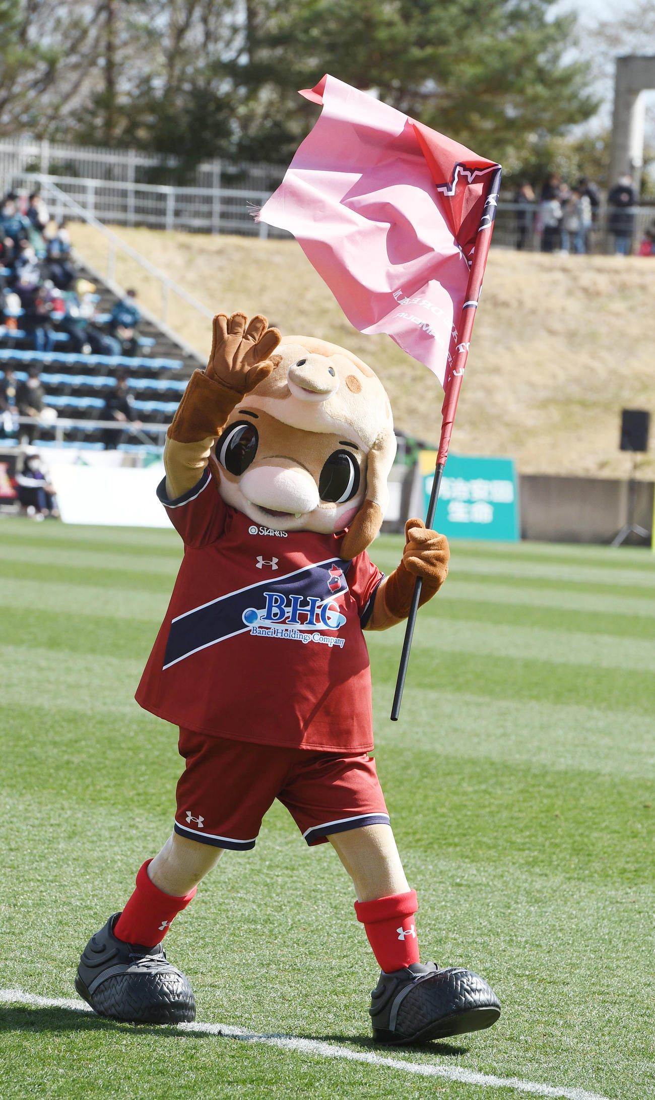 いわきFC対SC相模原　試合前にいわきFCのマスコットが登場した（撮影・柴田隆二）