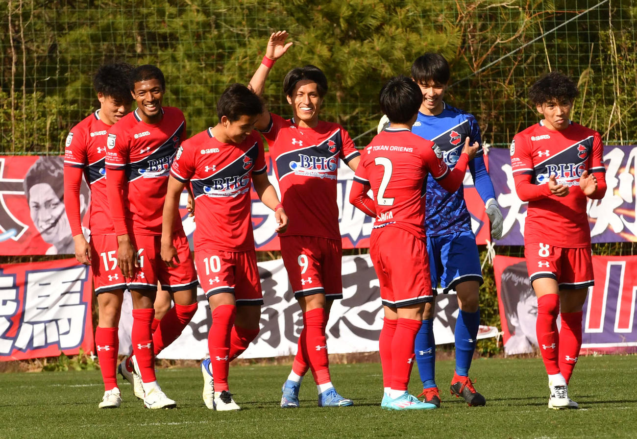いわき対相模原　勝利し喜び合ういわきイレブン（撮影・柴田隆二）