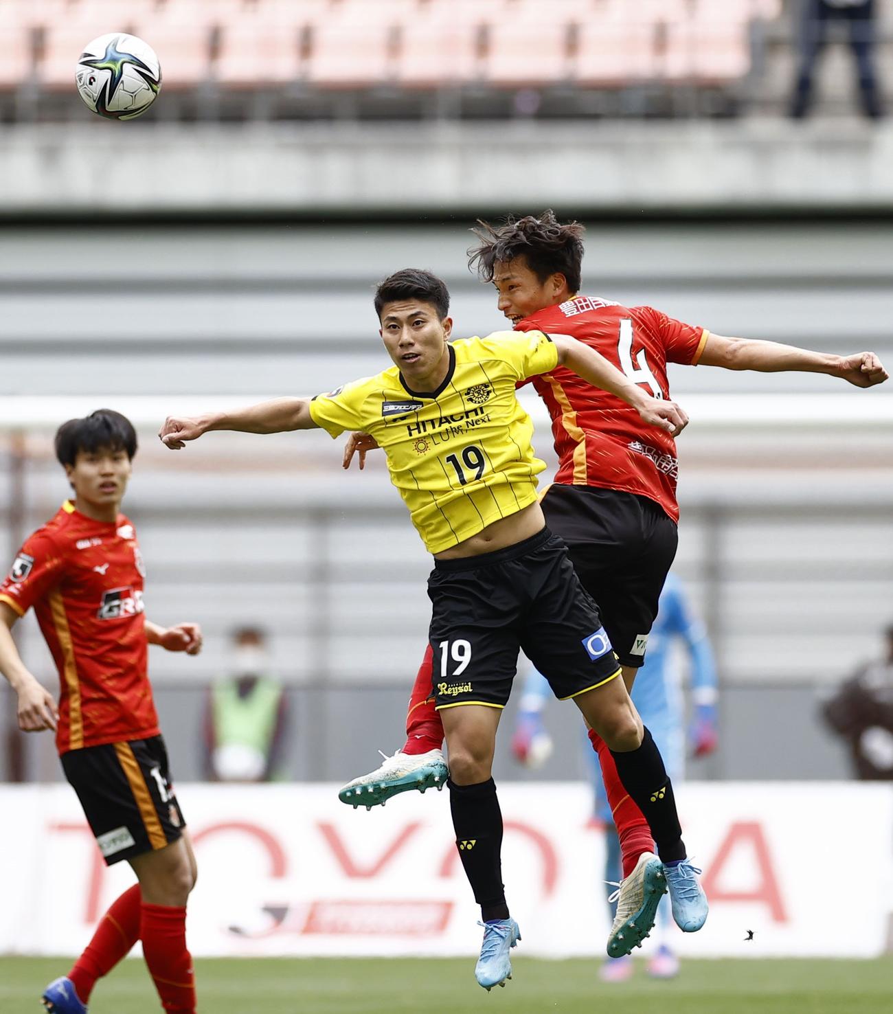 名古屋―柏　後半、競り合う名古屋・中谷（右）と柏・細谷（共同）
