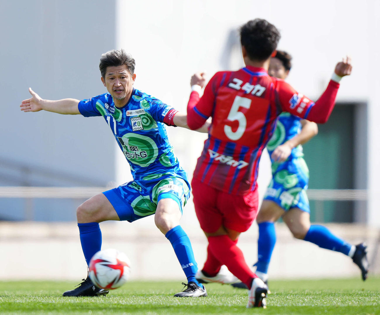 岡崎対鈴鹿　前半、手を広げプレスする鈴鹿カズ（撮影・江口和貴）