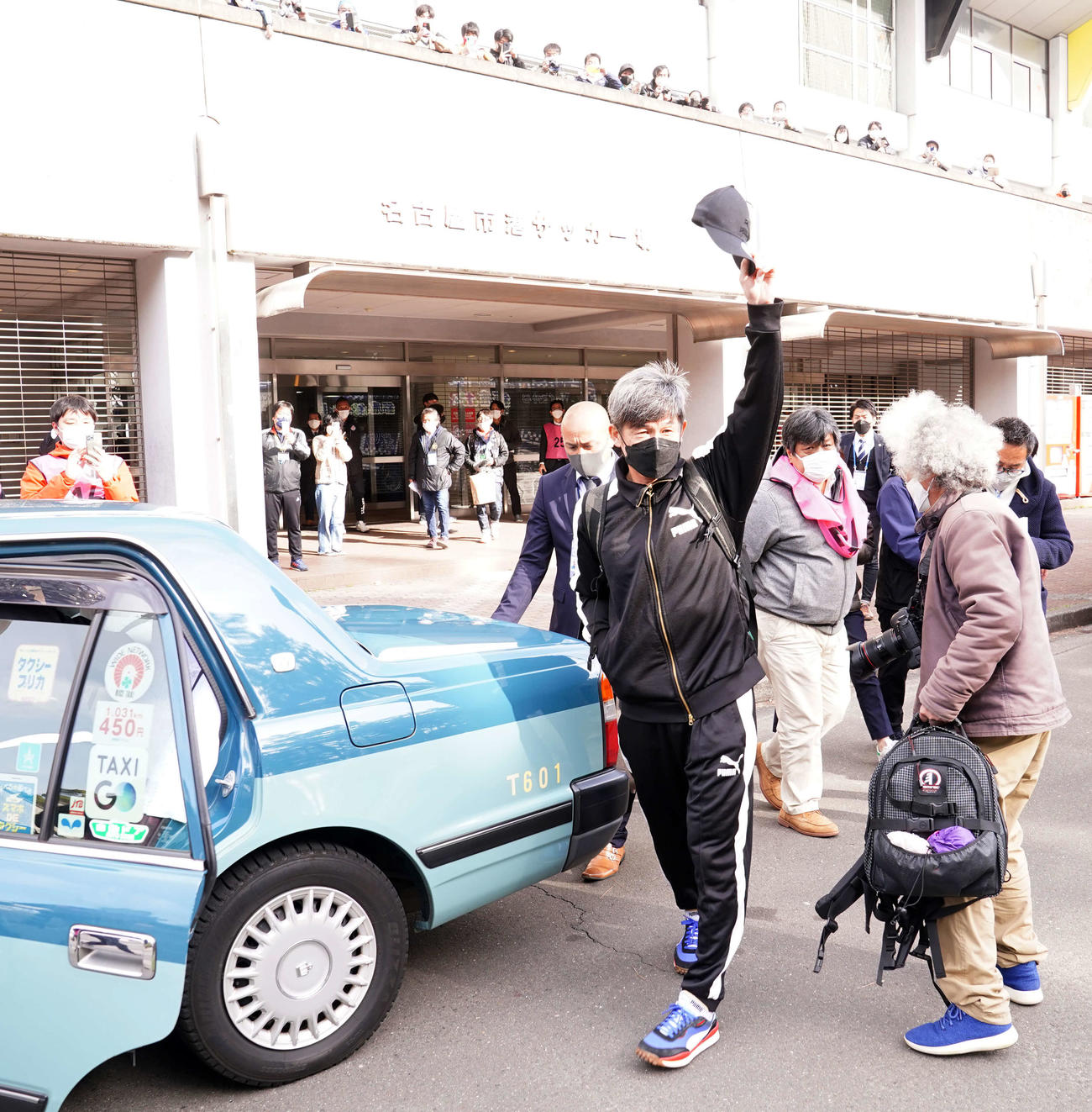 岡崎対鈴鹿　試合後、ファンに手を振りながら引き揚げる鈴鹿カズ（撮影・江口和貴）