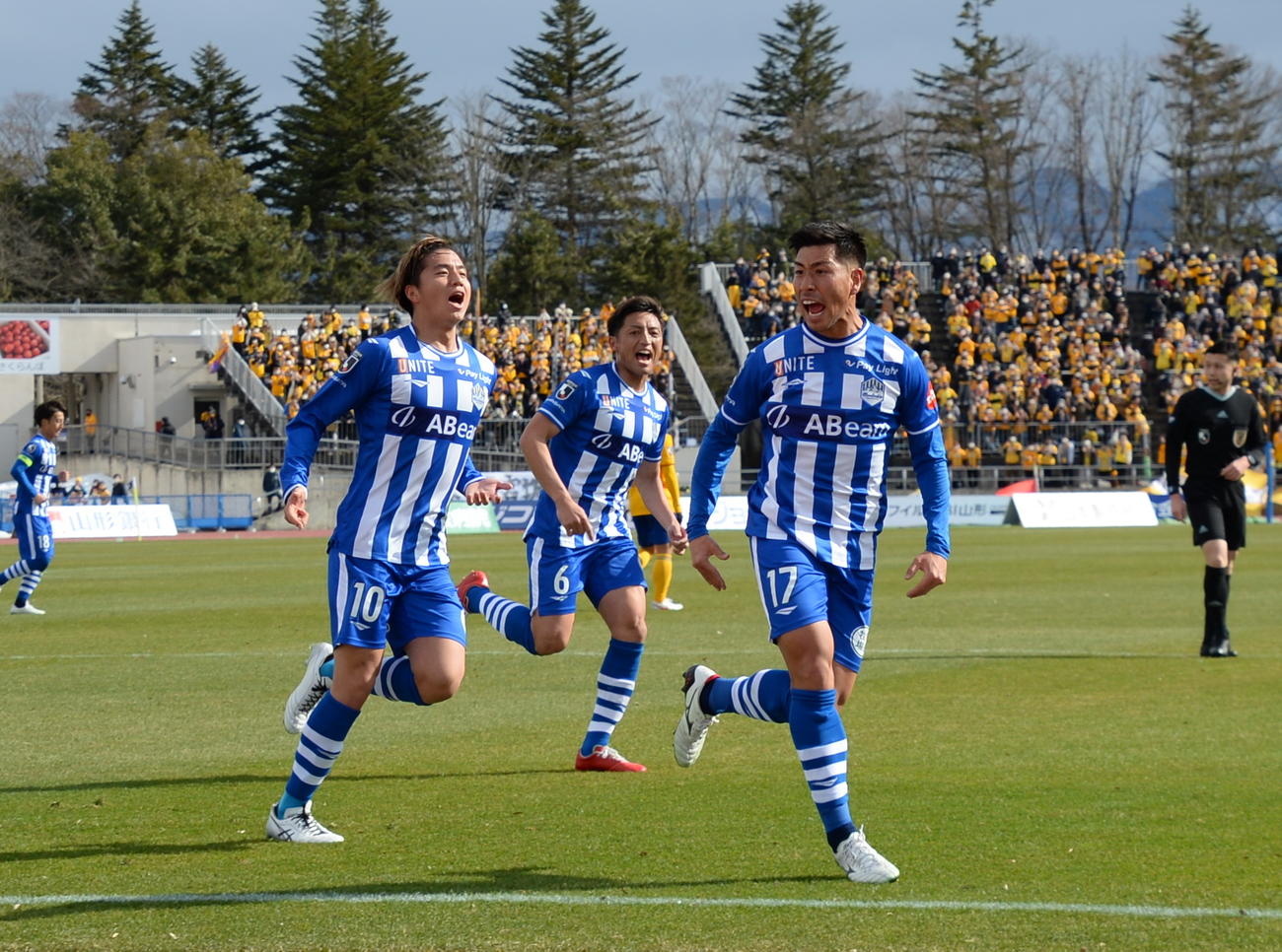 山形対仙台　前半31分、同点弾を決め、サポーターに向かって雄たけびを上げるMF加藤（右）（撮影・濱本神威）