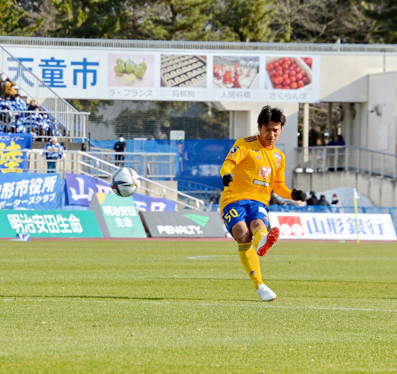 後半19分、勝ち越しのFKを決める遠藤