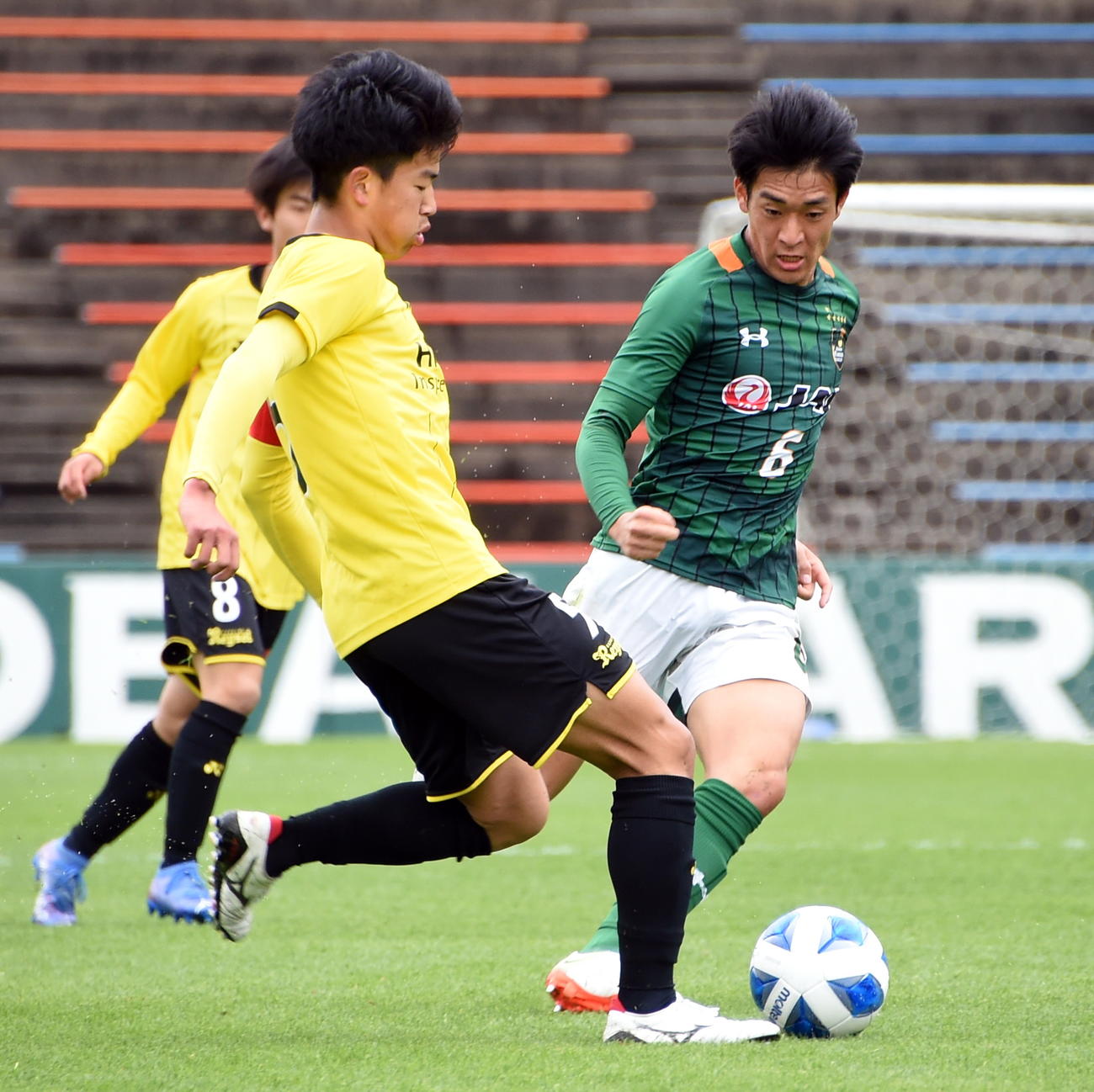 青森山田対柏U－18　相手にプレッシャーをかける青森山田MF中山（右）