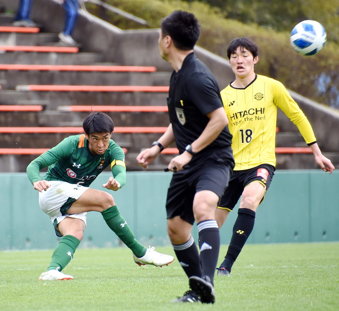 青森山田対柏U－18　サイドチェンジする青森山田MF中山（左）