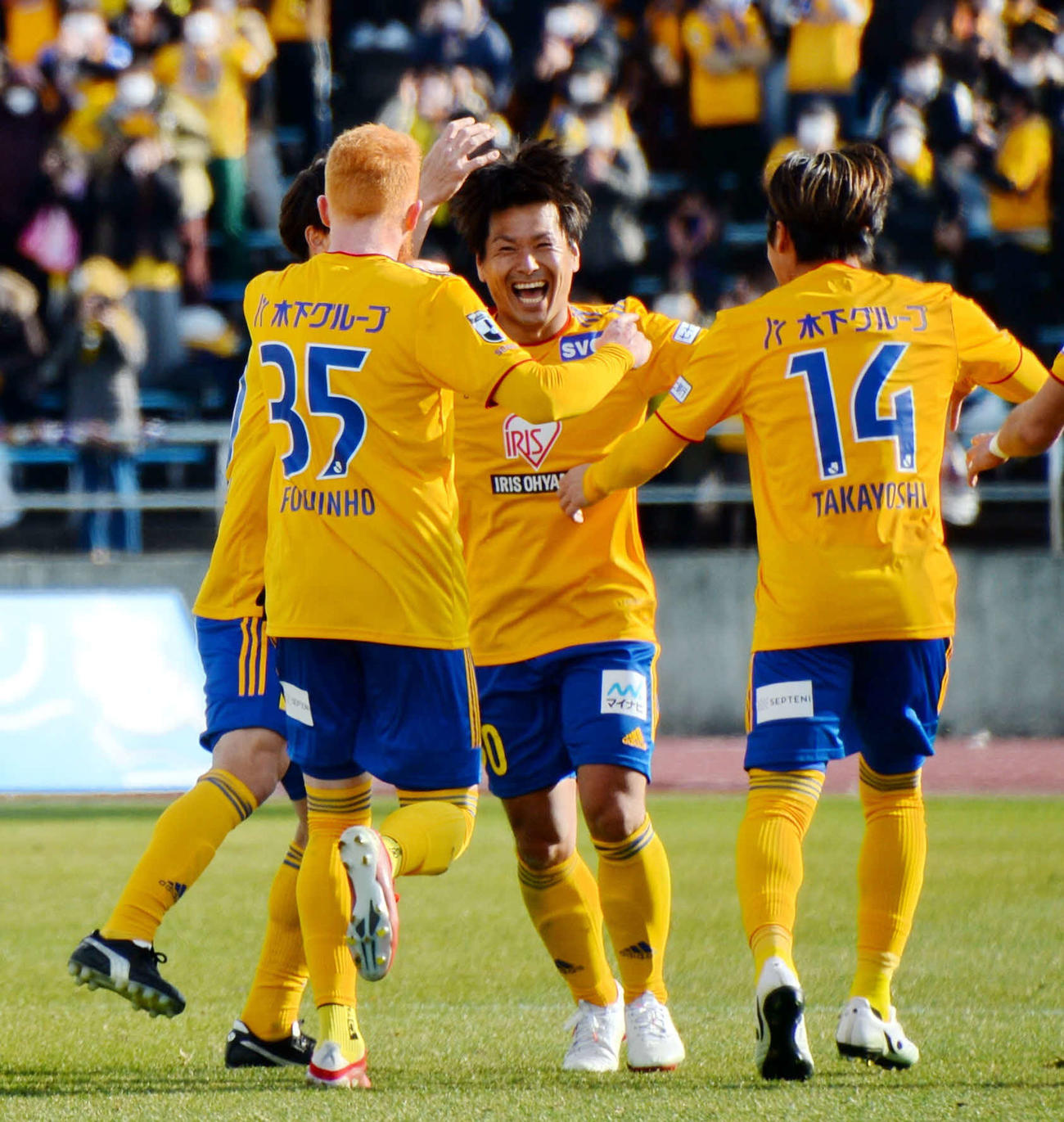 後半19分、勝ち越しFKを決めた遠藤（中央）はイレブンの祝福を受ける