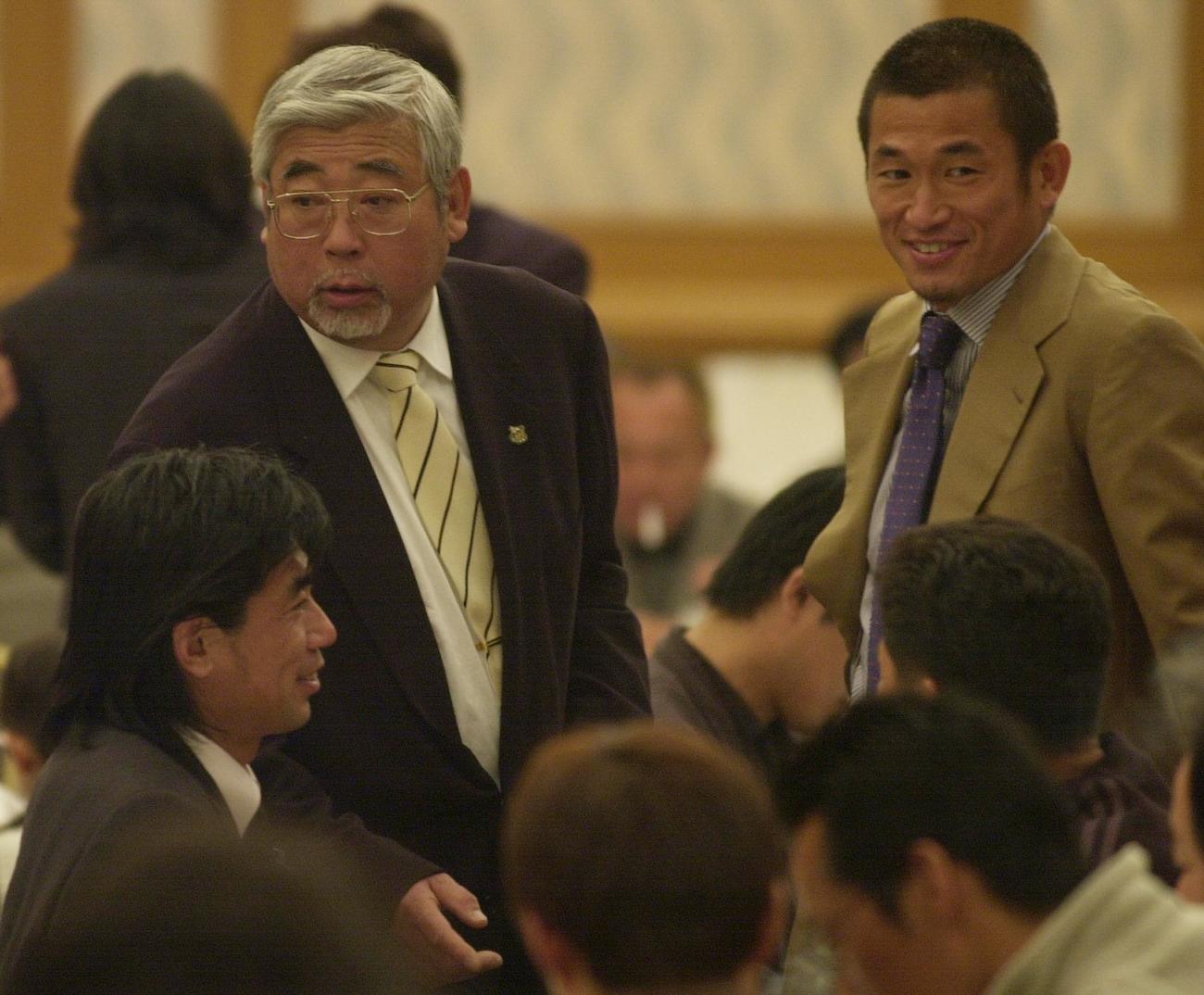 04年3月、城内FCの創立35周年記念祝賀会に駆けつけた三浦知良（右）と三浦泰年（左下）は代表の納谷義郎氏に祝辞を贈った