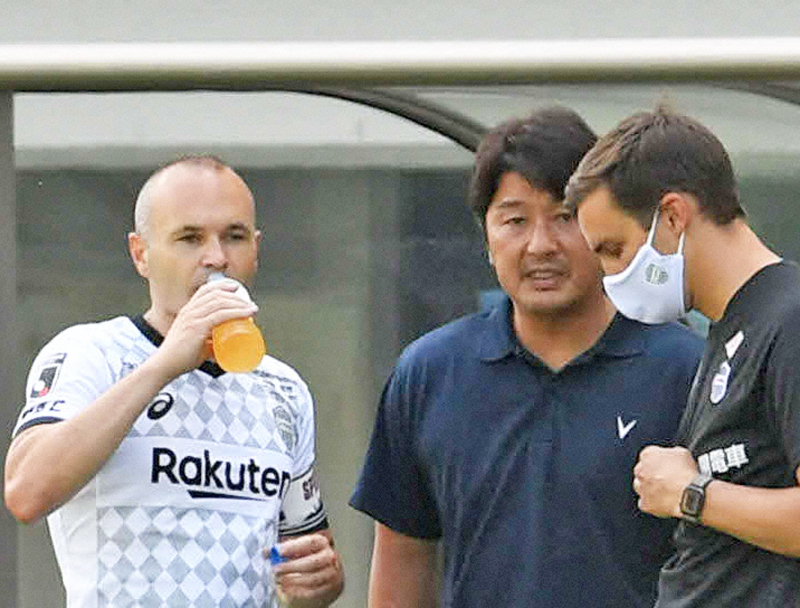 神戸イニエスタ（左）と三浦監督（中央）