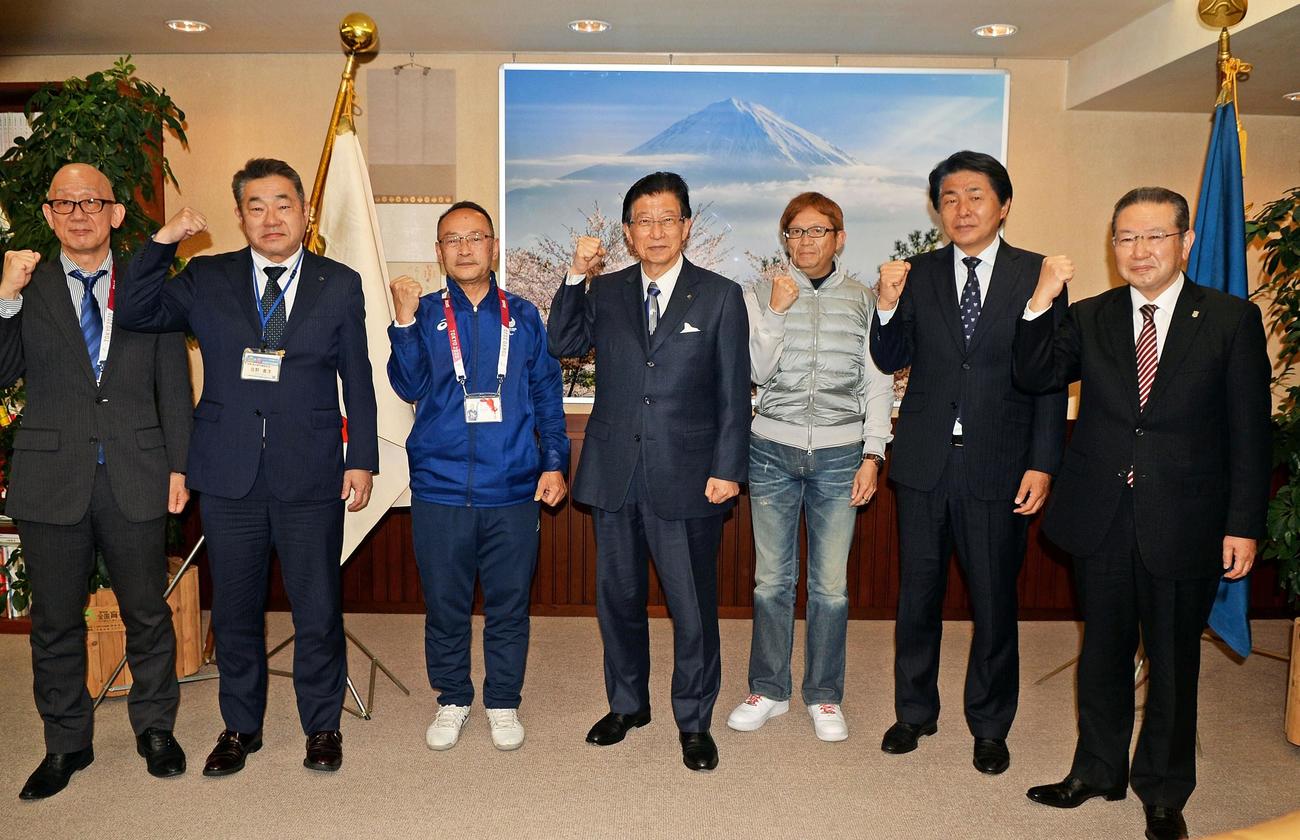 静岡県の川勝知事（中央）を訪問した、J3沼津の渡辺社長（右端）ら関係者