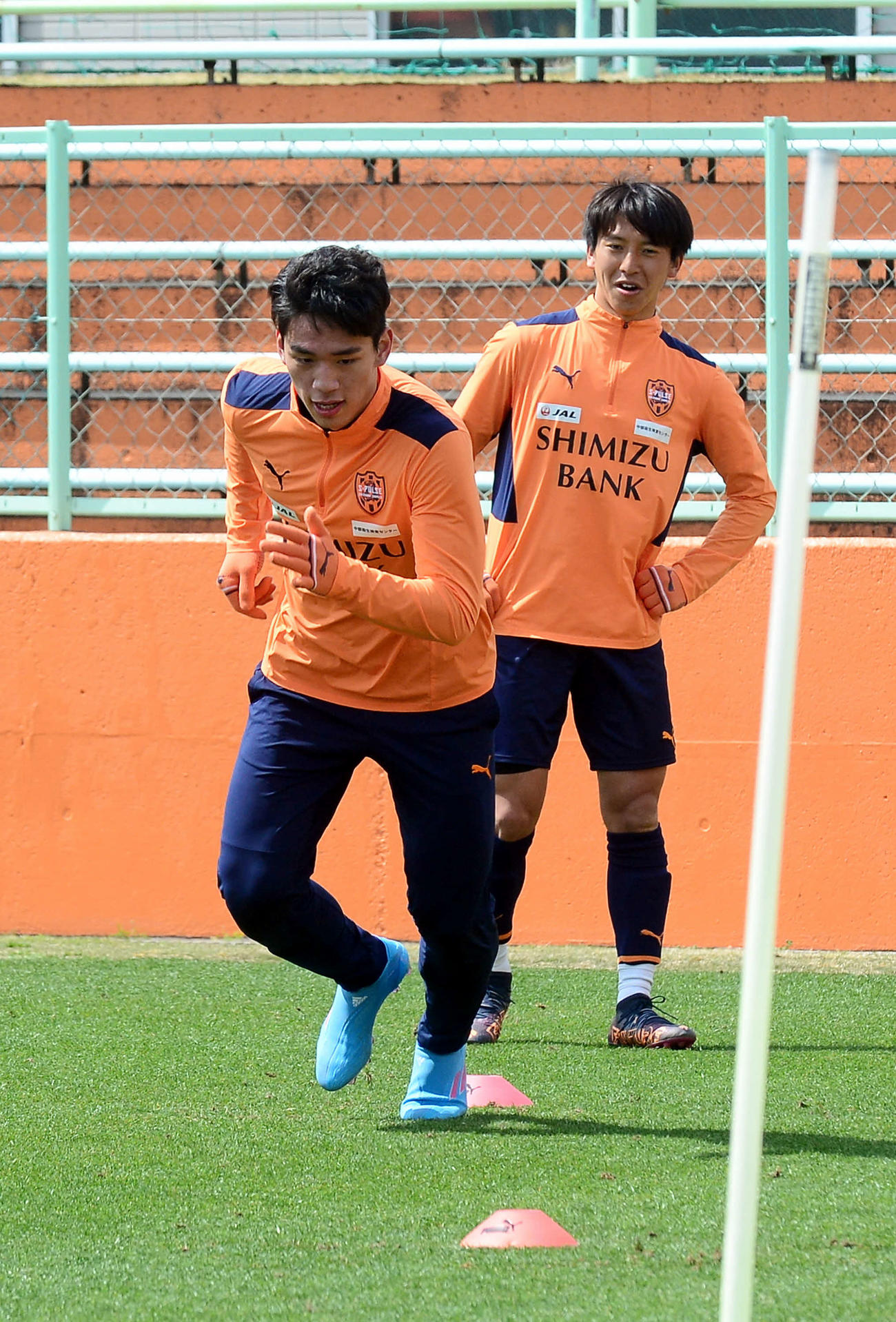 ダッシュする清水オ・セフン（手前）。奥は松岡