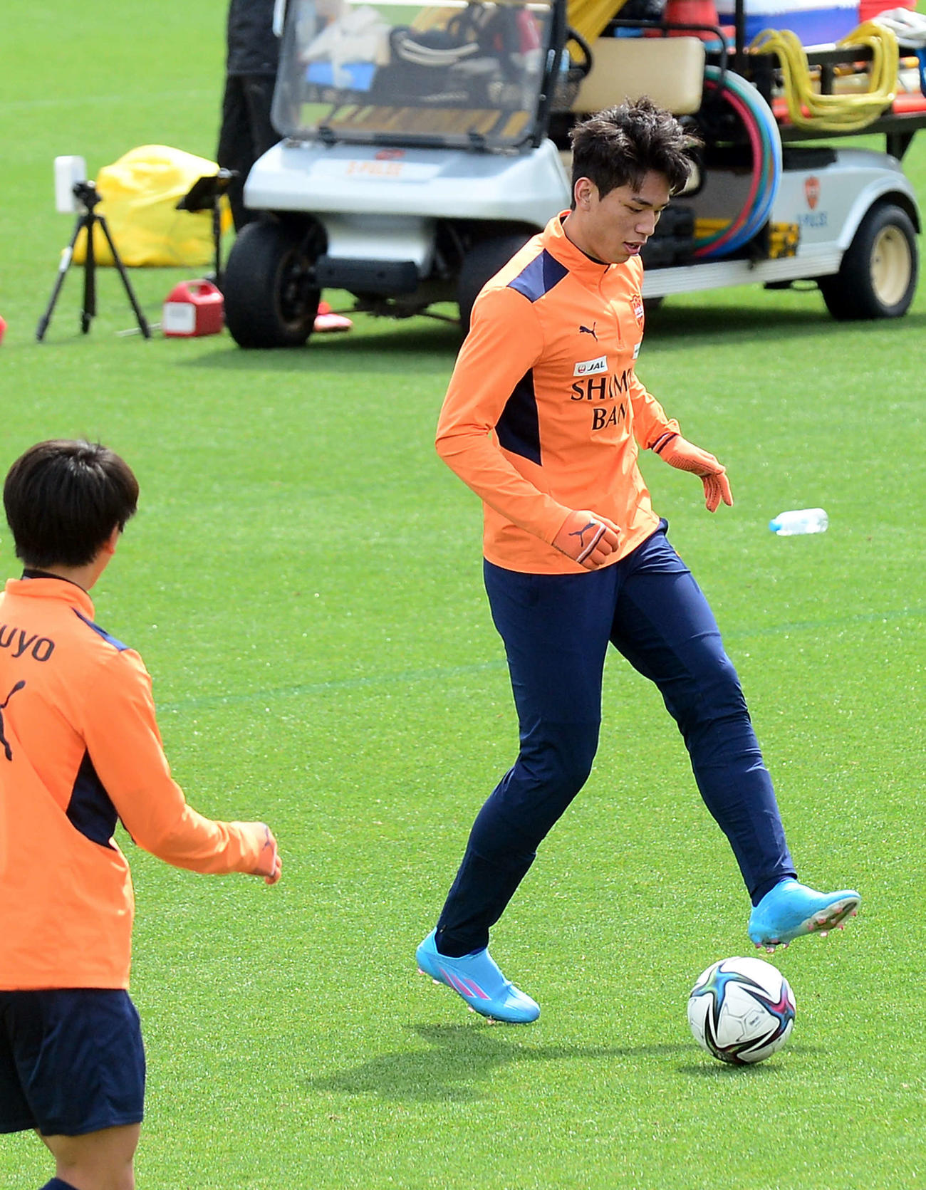 ボールを足元に止める清水オ・セフン