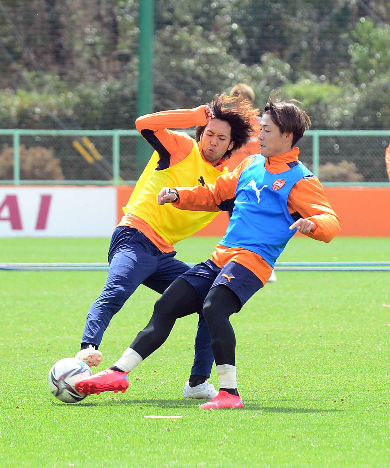 神谷（左）と競り合う清水西沢