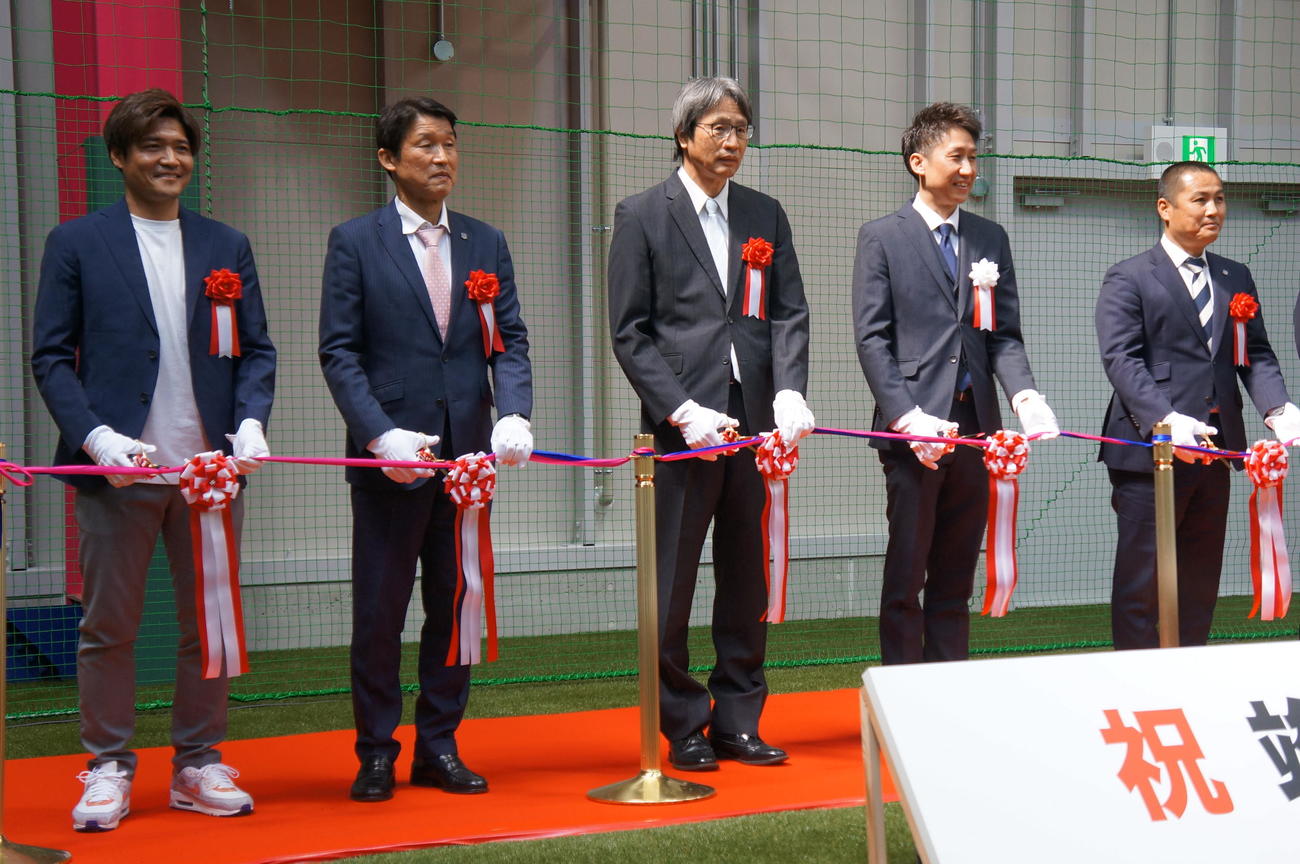 セレッソフットサルパークのリニューアルセレモニーでテープカットをする大久保氏（左）とC大阪の森島社長（右）（撮影・益子浩一）
