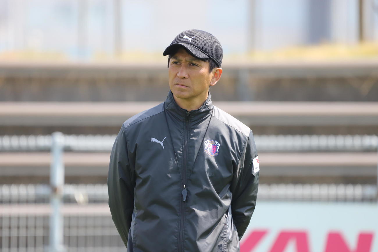 ルヴァン杯大分戦への練習を見守るC大阪小菊監督（Ｃ）CEREZO OSAKA