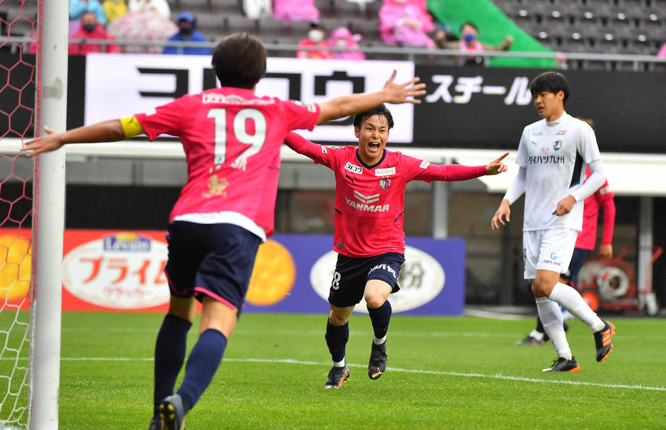 C大阪対大分　後半14分、C大阪為田（19）からの浮き球をからチーム3点目を決める岡沢（中央）（撮影・清水貴仁）