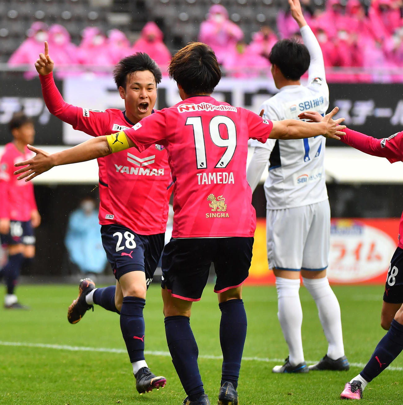C大阪対大分　後半14分、C大阪為田（19）からの浮き球をからチーム3点目を決める岡沢（左）（撮影・清水貴仁）