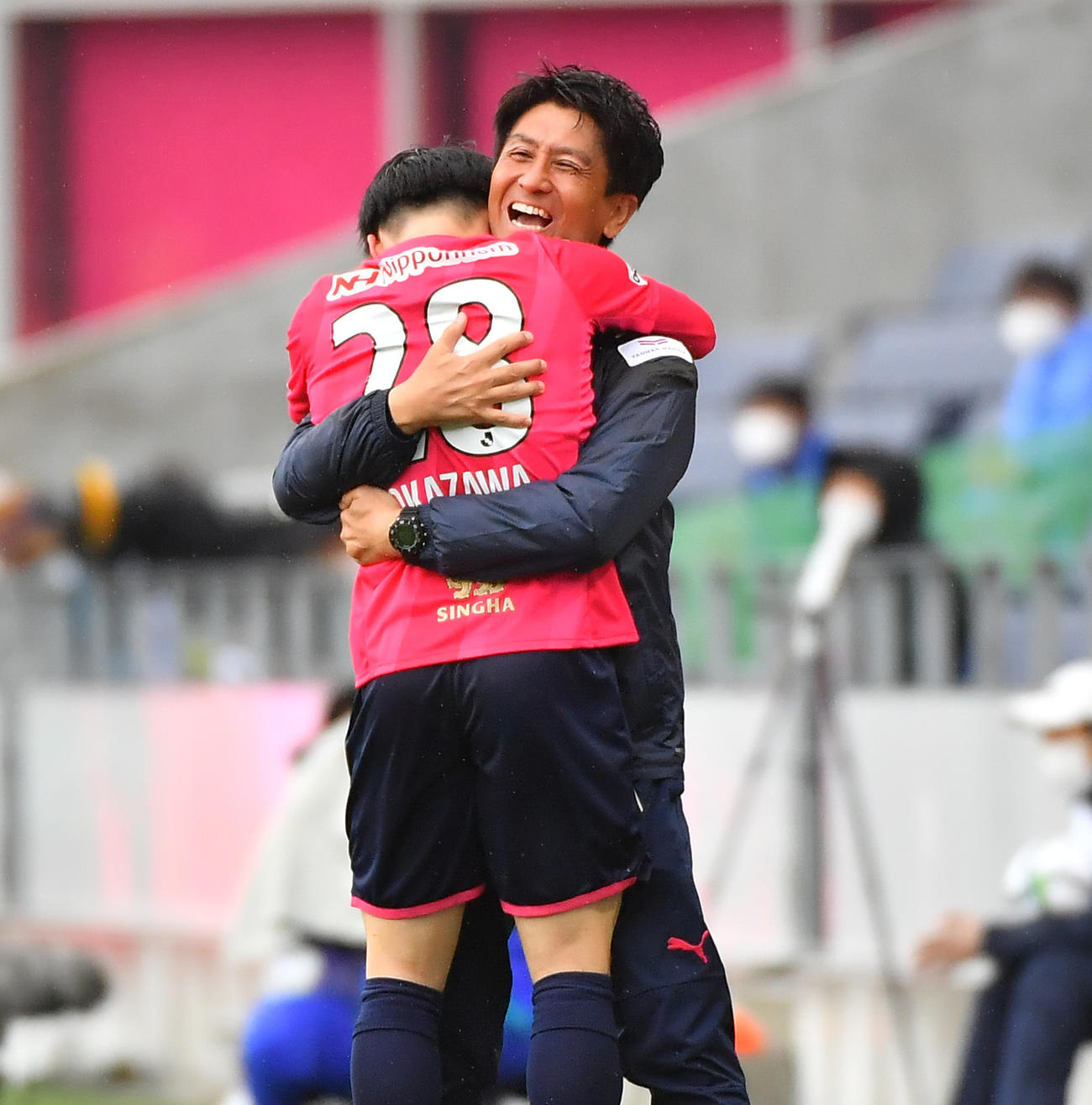 C大阪対大分　後半14分、チーム3点目を決めたC大阪岡沢（手前）と抱き合う小菊監督（撮影・清水貴仁）