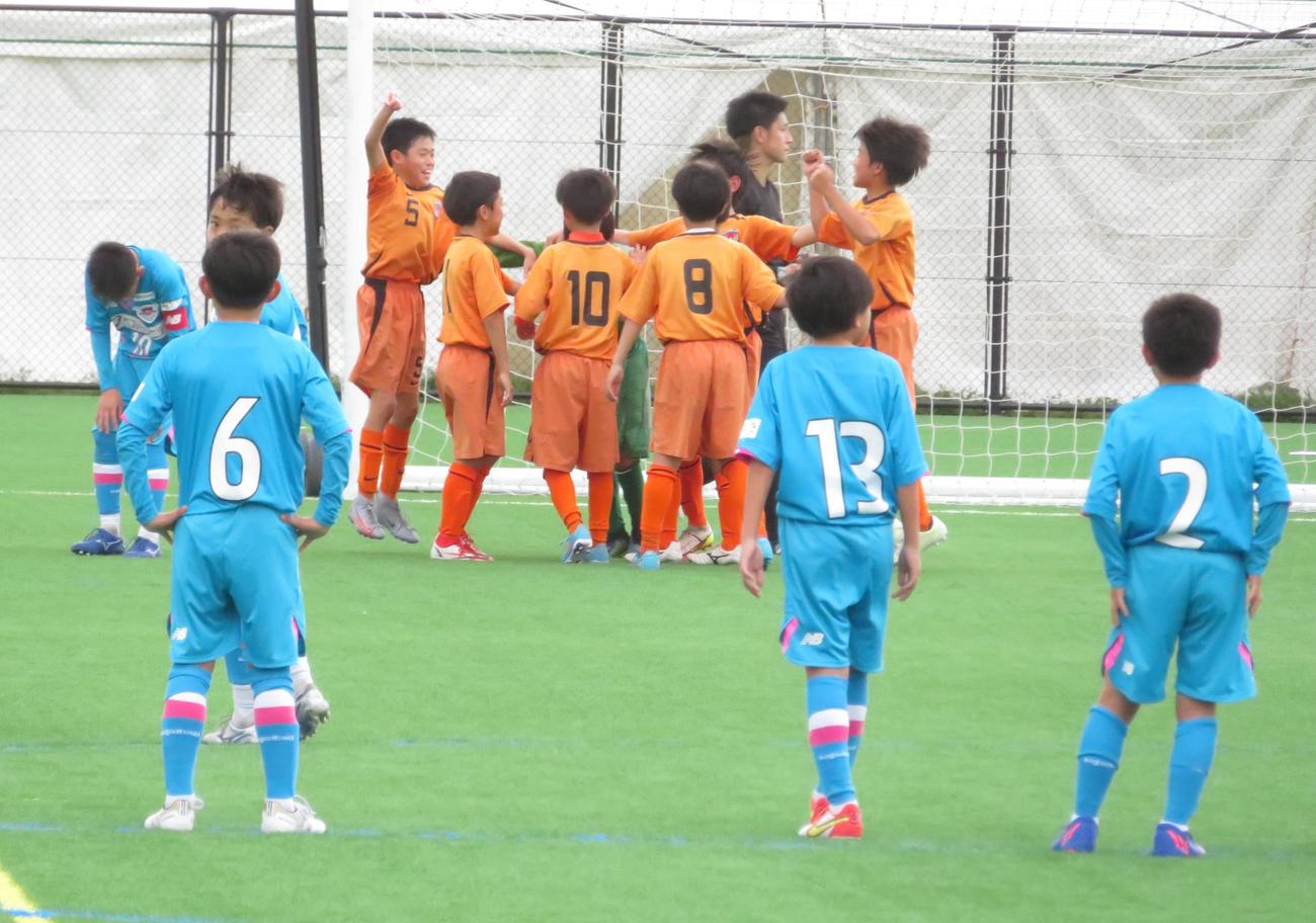 準々決勝敗退が決まり肩を落とすサガン鳥栖U－12の選手たち（撮影・峯岸佑樹）