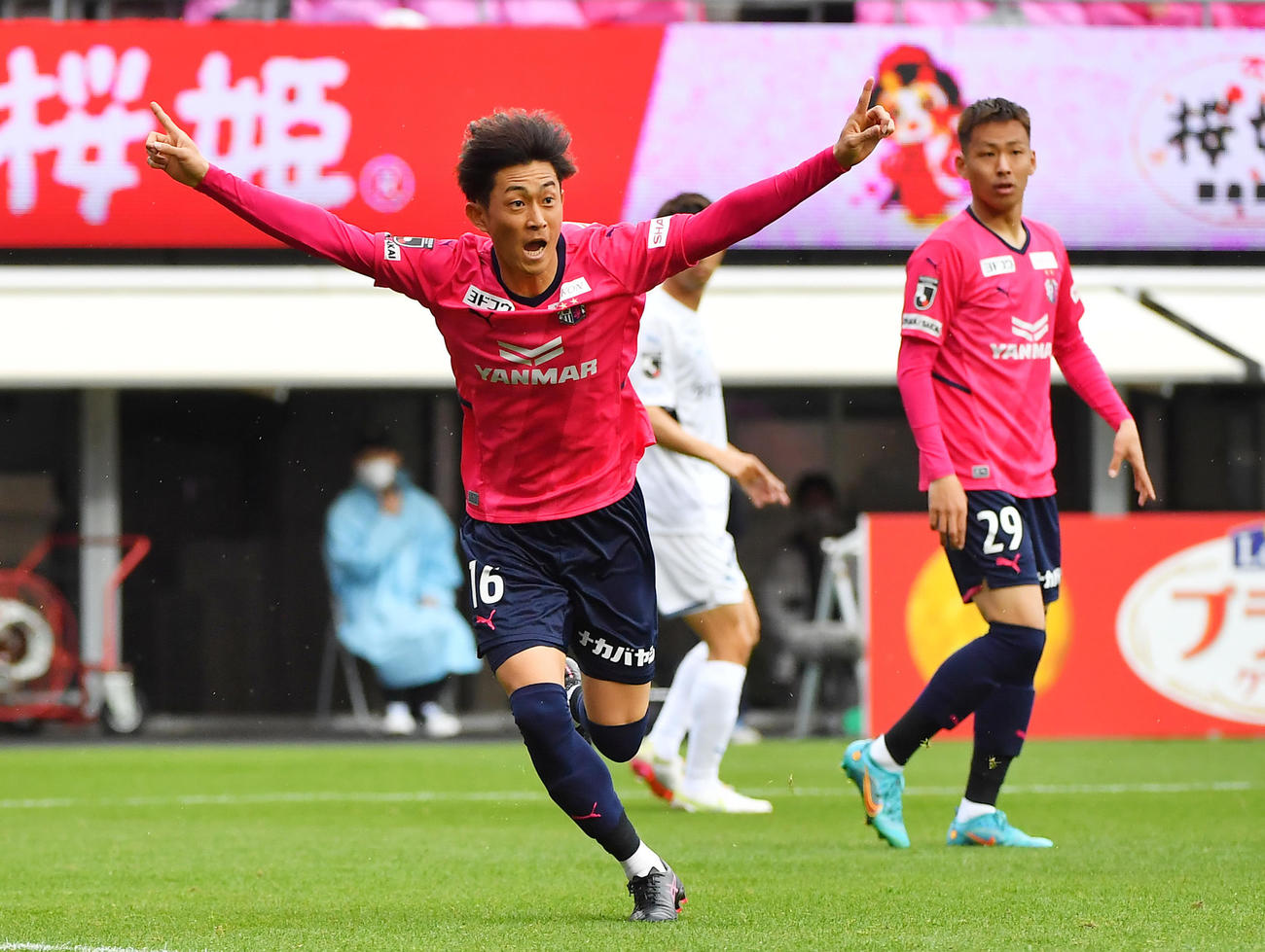 C大阪対大分　後半3分、C大阪毎熊（左）は同点ゴールを決める（撮影・清水貴仁）