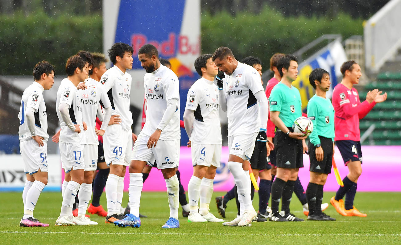 C大阪対大分　6失点大敗にがっくりする大分の選手たち（撮影・清水貴仁）