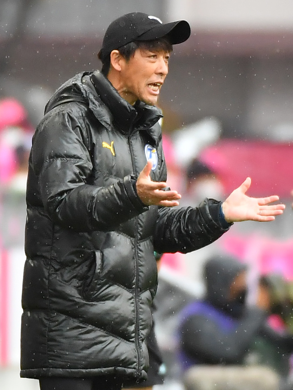 C大阪対大分　前半、選手に指示を出す大分下平監督（撮影・清水貴仁）
