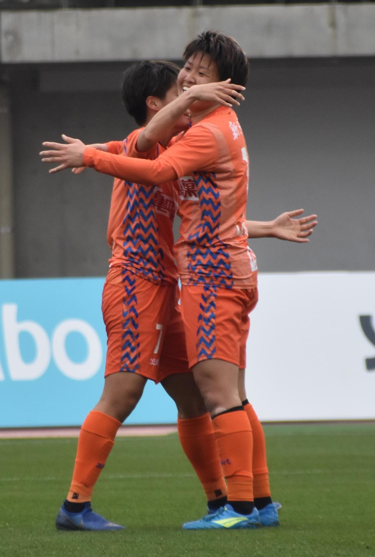 ゴール後、笑顔の道上（右）（アルビレックス新潟レディース提供）